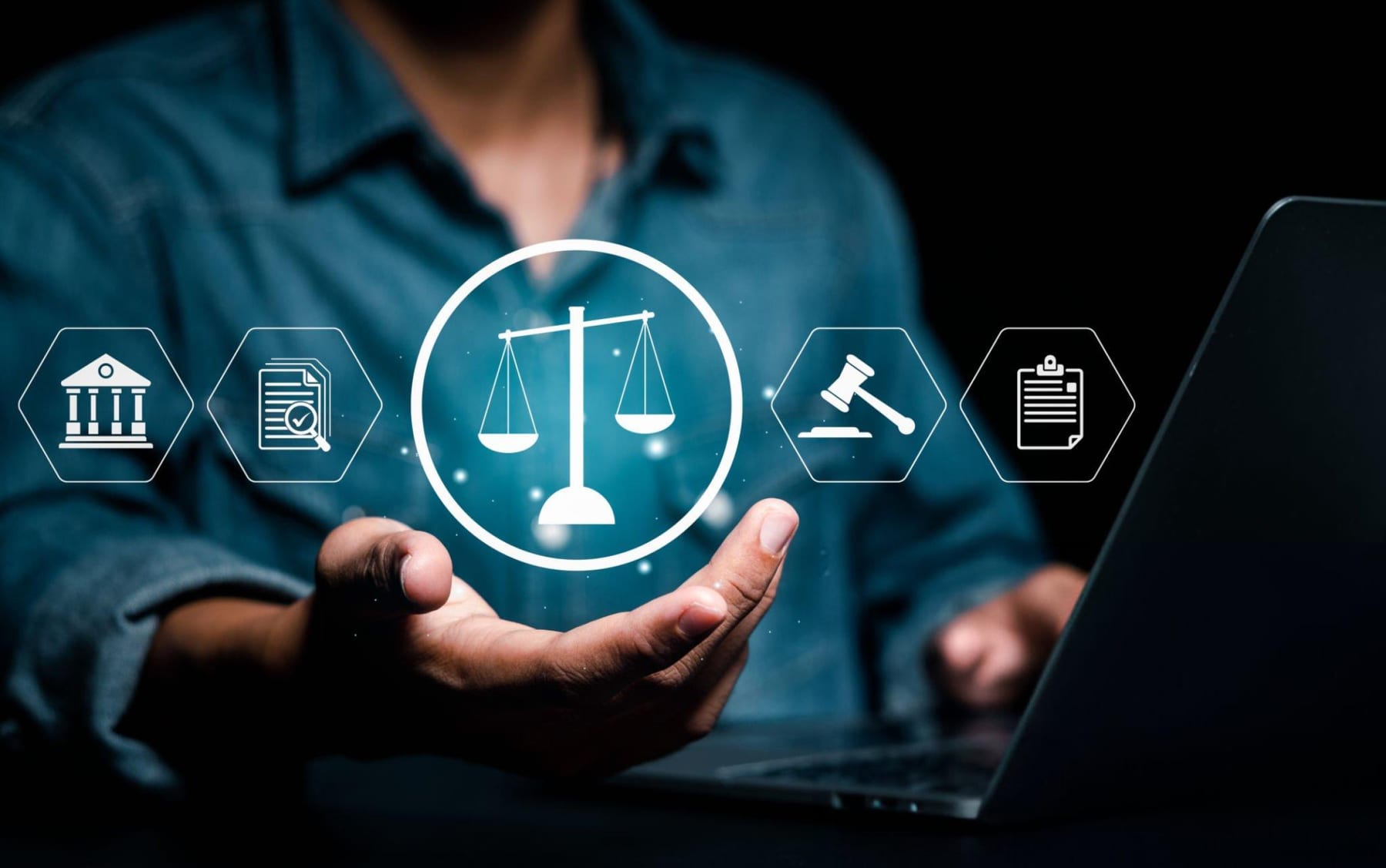 محامٍ يستخدم برمجيات إدارة المكاتب القانونية من سوكراب السعودية لتبسيط إدارة القضايا والفوترة