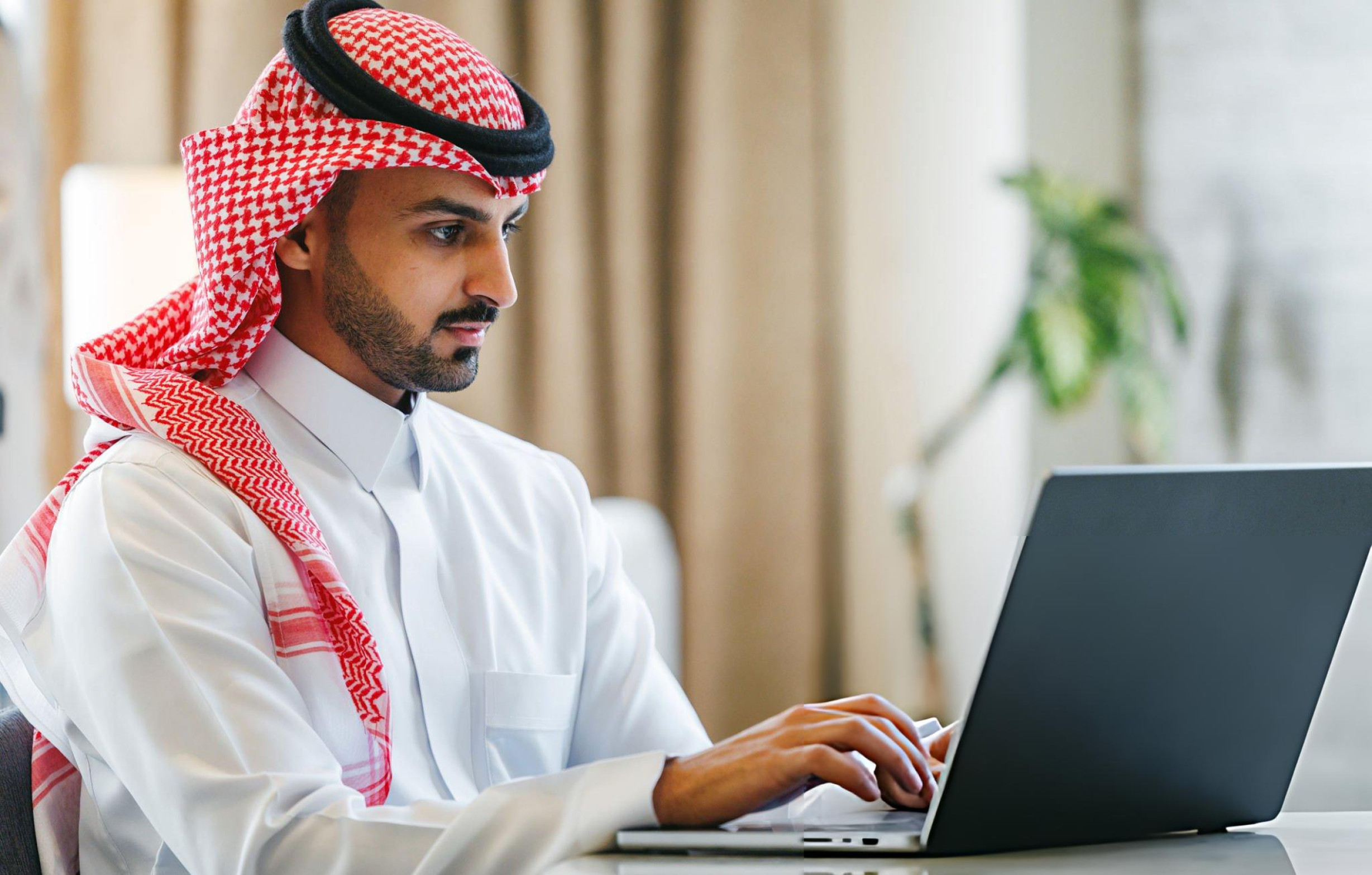 كيف تعمل أتمتة النشرات الإخبارية بالذكاء الاصطناعي